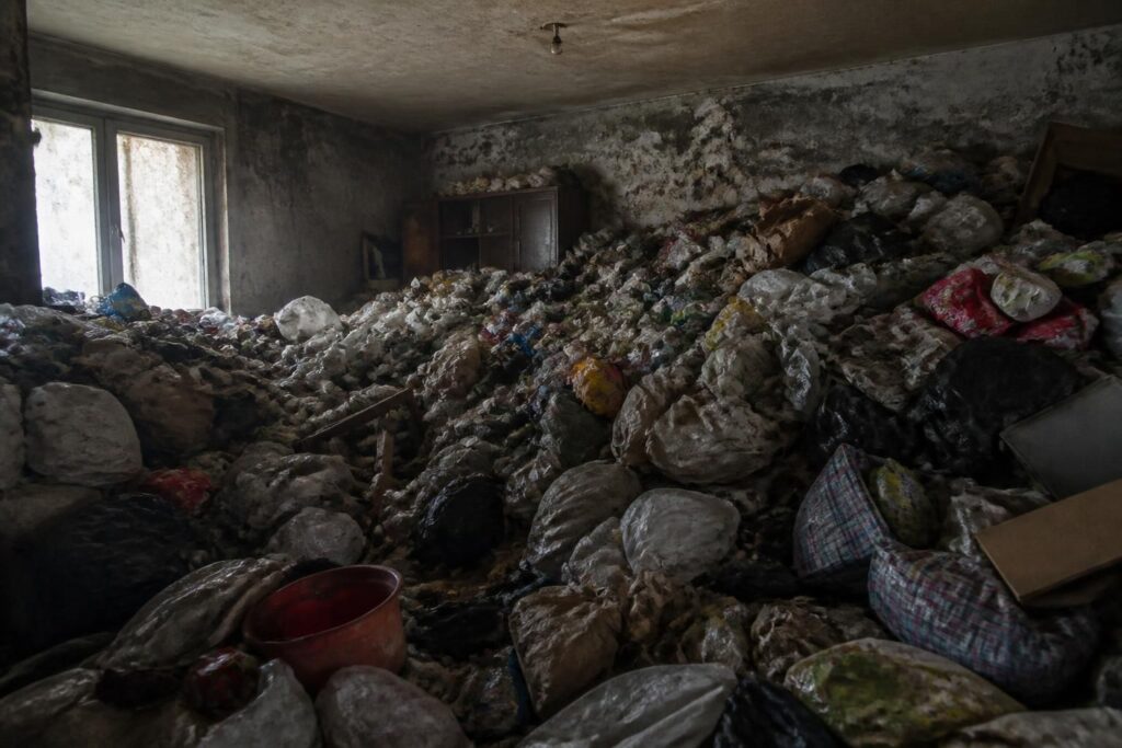 découvrez à charleville-mézières l'extrême accumulation d'ordures liée au syndrome de diogène, une plongée saisissante dans un quotidien envahi par un mètre de déchets.