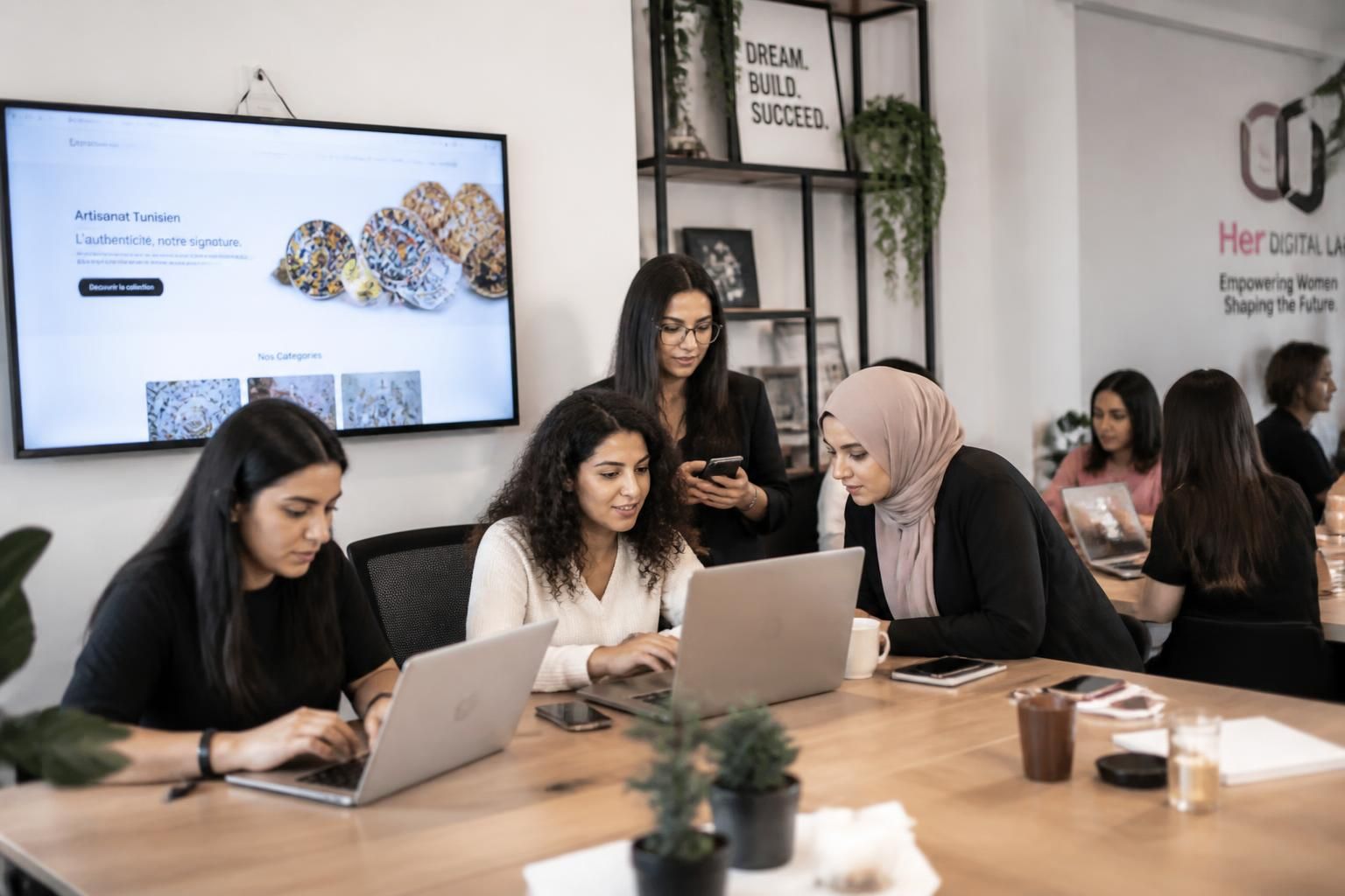 en tunisie, 100 femmes ont été choisies pour participer à une formation gratuite en intelligence artificielle et commerce en ligne, visant à renforcer leurs compétences et favoriser l'autonomie économique.