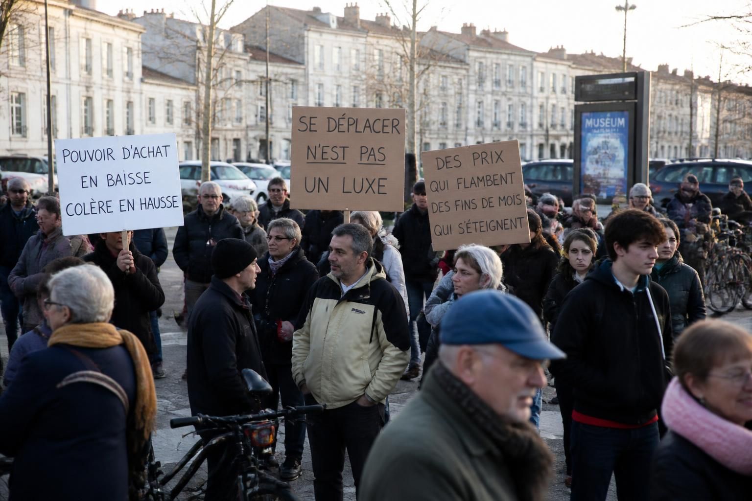à la rochelle, les citoyens se mobilisent pour lutter contre la hausse des prix du carburant, organisant des actions collectives pour défendre leur pouvoir d'achat.